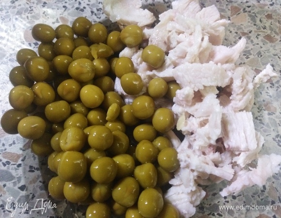 Куриную грудку нарезать, соединить с горошком.