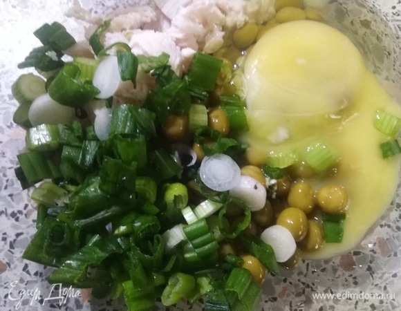 Вбить яйцо, добавить зеленый лук и соль. Перемешать.