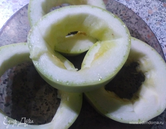 Кабачок нарезать кружочками толщиной 1 см. Удалить семена.