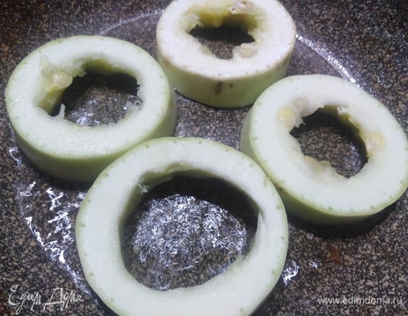 Выложить на сковороду с разогретым растительный маслом. Обжарить с одной стороны, перевернуть.