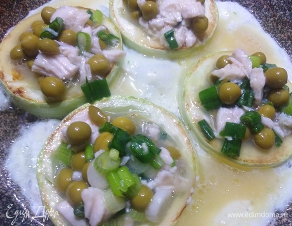 Ложкой выложить подготовленную начинку в каждый кабачок.