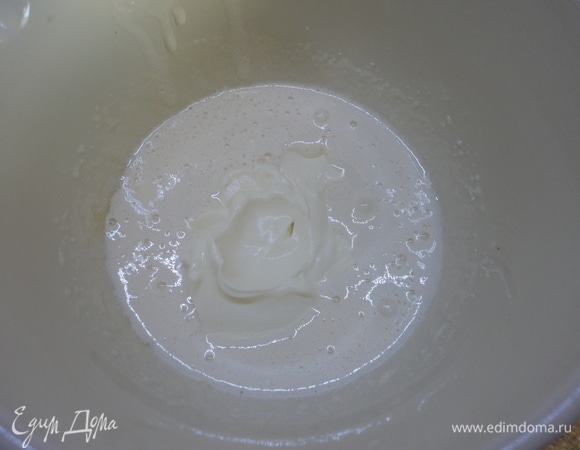 Яйцо взбейте с сахаром, добавьте сметану и перемешайте.