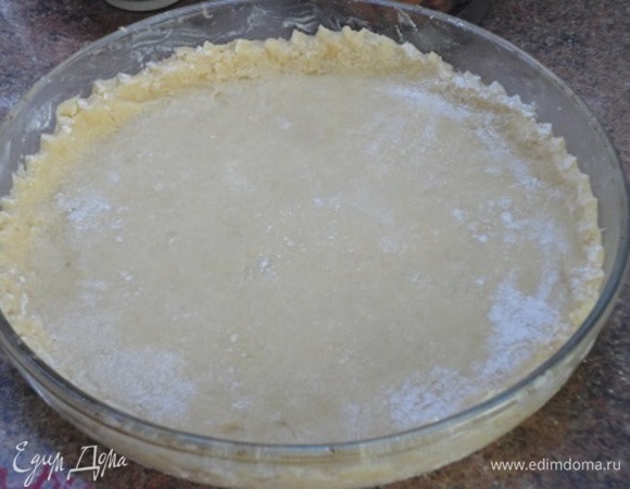 Разделите тесто на 1/3 для верха и 2/3 для основы. Основу раскатайте и выложите в форму для запекания, формируя бортики.