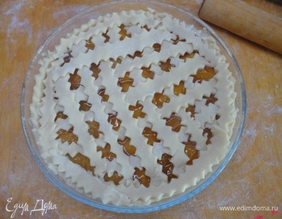 Выложите начинку, из остатков теста нарежьте полоски и выложите поверх начинки. Выпекайте 30–35 минут при 180°C.