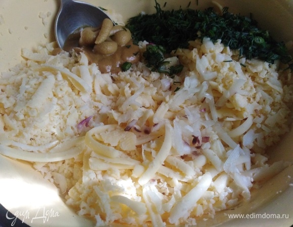 Натертый на крупной терке сыр соединить с горчицей, зеленью и чесноком. Перемешать.