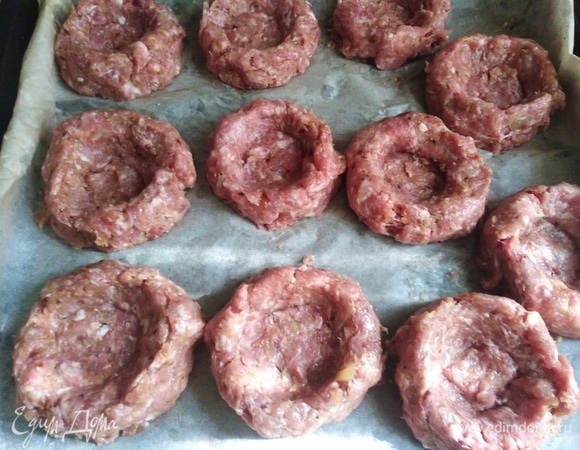 Сформировать котлеты, выложить на противень. Сделать углубление.