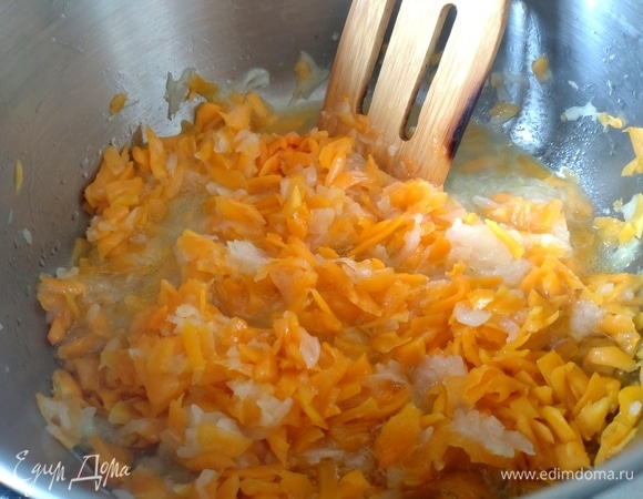 В кастрюле с толстым дном обжарить на масле тертую тыкву и лук.