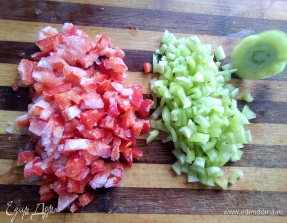 Нарезать два вида перца.