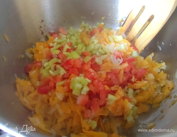 Добавить в кастрюлю и перемешать.