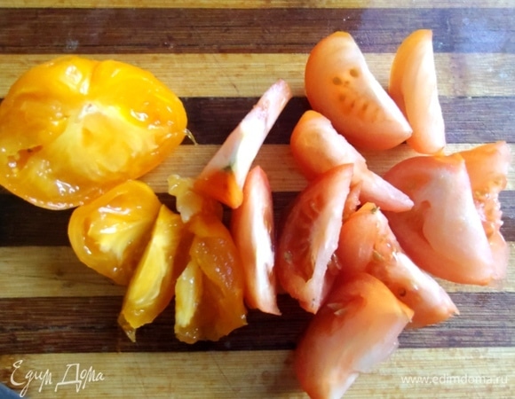 Томаты нарезать или взять из банки готовые измельченные.