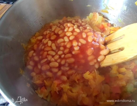 Перелить в кастрюлю.