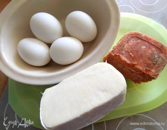 Яйца отварить. Морковь тоже, но я использовала морковь по-корейски домашнюю, излишки заморозила.