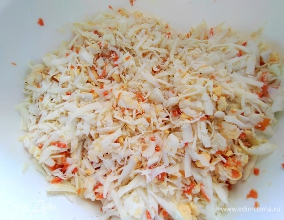 Натереть морковь (или нарезать), яйца и моцареллу.