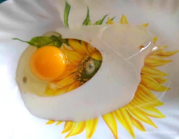 Взбить яйцо с молоком (или сливками). Делала два раза, т. к. не хватило.