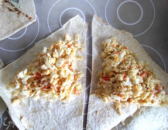 Из лаваша нарезать треугольники или квадраты.