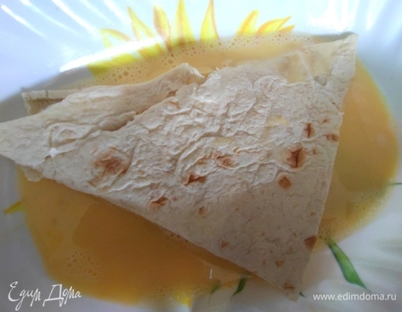 Лавашные треугольники окунуть в яйцо с молоком со всех сторон.