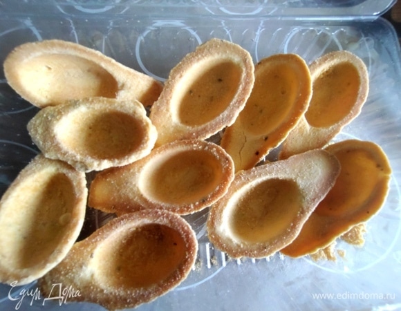 Вариант в несладких тарталетках: наполняем начинкой, окунаем в яйцо с молоком.