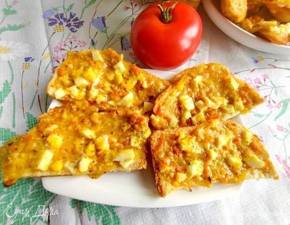 Вариант на хлебе: тоже намазываем начинку, пропитываем яйцом и запекаем.