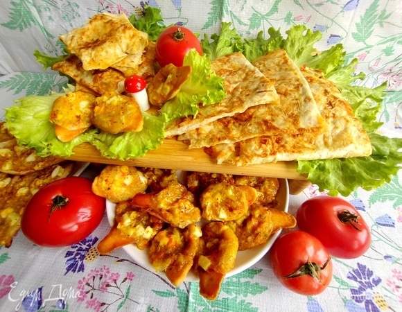 При подаче предлагаем свежие овощи и листья салата.