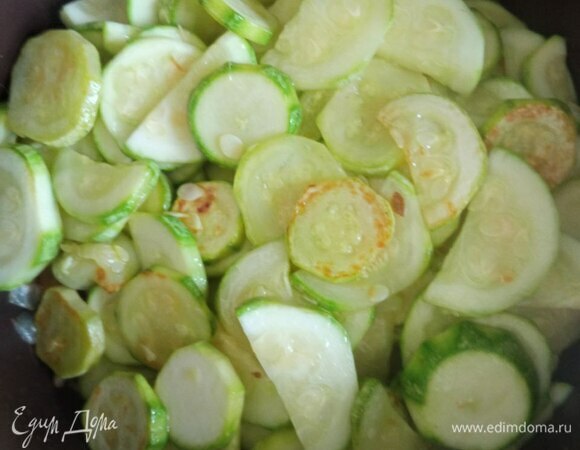 Лук мелко шинкуем, грибы режем средним кубиком. На сковороде обжариваем лук в ложке растительного масла в течение трех минут, добавляем грибы и жарим минут пять. Перекладываем в сотейник. Кабачки моем. Режем полукольцами или кольцами (зависит от размера кабачков). Обжариваем на растительном масле до золотистости и также перекладываем в сотейник к грибам.