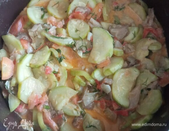 Добавляем сметану и тушим 15 минут под крышкой на слабом огне. Кабачки должны остаться немного крепенькими. Если любите мягкие кабачки, тушите дольше. Петрушку мелко режем и добавляем в сотейник за пару минут до готовности. Солим и перчим по вкусу.