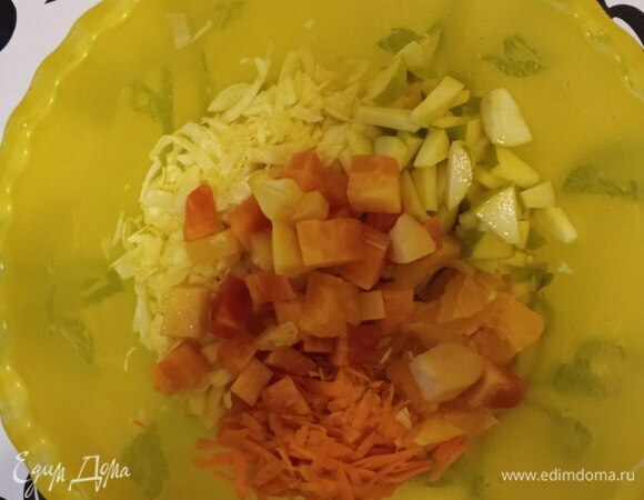 Капусту мелко шинкуем, добавляем чуть-чуть соли и перетираем руками, чтобы смягчить. Салат в принципе будет сладким, поэтому будьте осторожны с солью, лучше добавить потом. Морковь трем на крупной терке или на терке для корейской моркови. Яблоки очищаем от сердцевины, можно также снять шкурку (как было в рецепте), я шкурку оставила. Сбрызнуть лимонным соком, чтобы не потемнело. Апельсин очищаем от шкурки и пленок. Режем на кусочки. Добавляем консервированные фрукты.