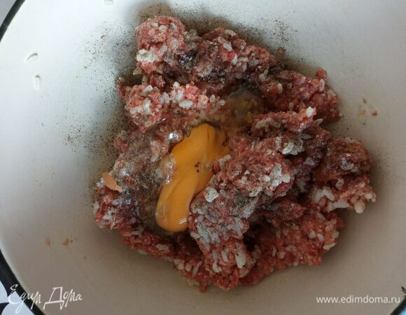 Выкладываем в удобную емкость мясной фарш, добавляем рис, мелко нарезанный лук, одно яйцо, соль, перец и несколько ложек воды.