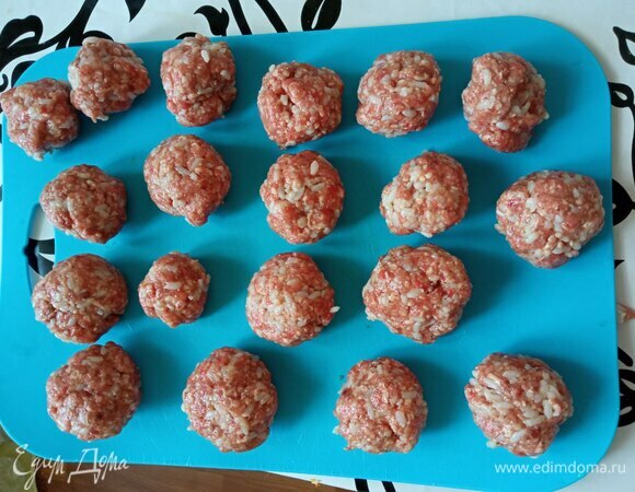 Формируем небольшие фрикадельки размером с грецкий орех.