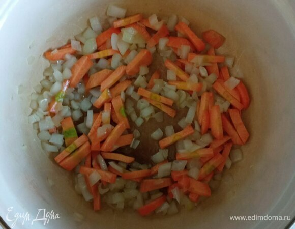 В кастрюле с толстым дном разогреваем оливковое масло, кладем мелко нарезанный лук, немного его обжариваем и добавляем нарезанную кружками или полукругами морковь. Обжариваем минут 5. Заливаем горячей водой, доводим до кипения, по возможности снимаем образовавшуюся пену. Добавляем фрикадельки, уменьшаем огонь и варим 30 минут.