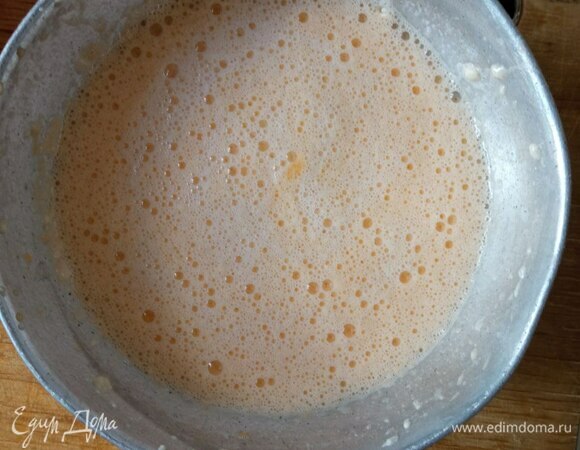 Соединяем белки и желтки, осторожно всыпаем муку. Размешиваем смесь так, чтобы не было комков. Теперь необходимо ввести смесь в суп, но для этого надо сначала немного подогреть яичную смесь, добавив немного жидкости из кастрюли (это делается для того, чтобы не свернулись яйца). Вводим подготовленную смесь в суп.