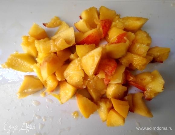 Также нарезать персики вместе с кожицей.