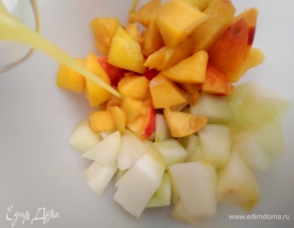 Соединить все и влить сок (или воду).