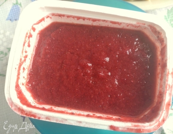 В сезон можно приготовить клубничное пюре. Для этого взбить блендером ягоды с небольшим количеством сахара и заморозить порционно. 