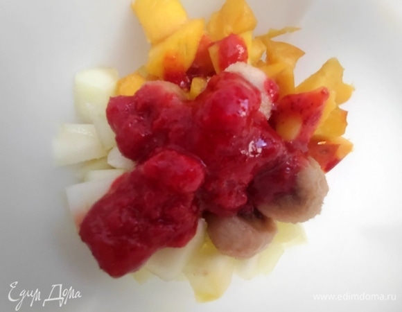 Разморозить (не до конца) пюре и добавить к фруктам вместе с нарезанным бананом.