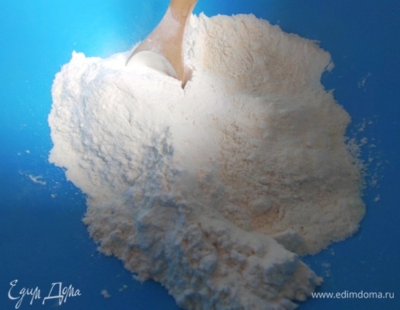 Смешать сухой состав. Кокосовая мука ароматная, но не имеет клейковины. Я добавляю ее меньше, чем обычную.