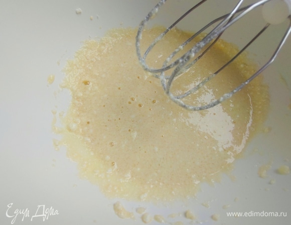Смешать миксером творожную часть (если творог крупинчатый).