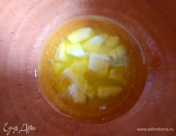 Растопить масло или маргарин.