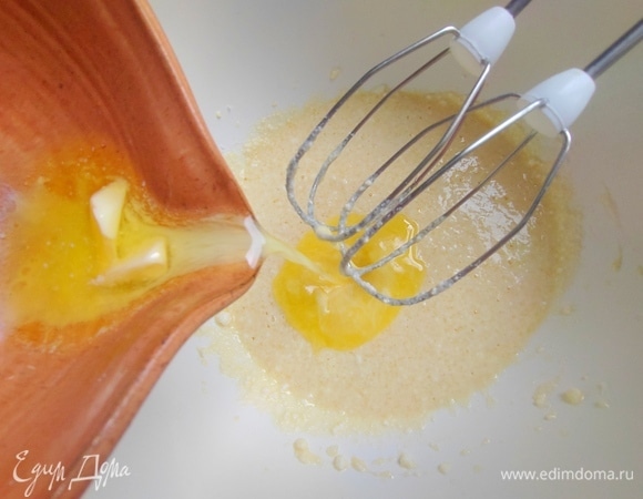 Перелить теплое масло в творожную массу.