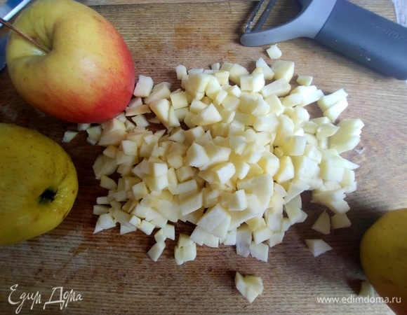 Порубить очищенные яблоки.
