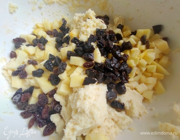 Можно также добавить немного изюма и чернослива.