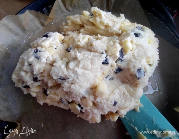 Перенести тесто в форму (28 см в диаметре, с низкими бортиками) со смазанным пергаментом. В форме поменьше пирог будет выше.