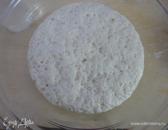 Для опары дрожжи смешайте с мукой, влейте воду и замесите руками крутое тесто. Хорошо вымесите, накройте пленкой или крышкой и оставьте при температуре 27–30°C на 4 часа. Удобно поставить в микроволновку со стаканом горячей воды. 