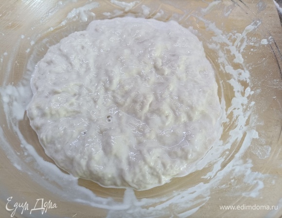 В опару вылейте воду и разомните руками. Потом всыпьте муку, смешанную с солью. Тесто получается такое плотное, как на пельмени (вымешивать его нужно не меньше 10 минут). Вновь оставьте его при этой же температуре на один час.