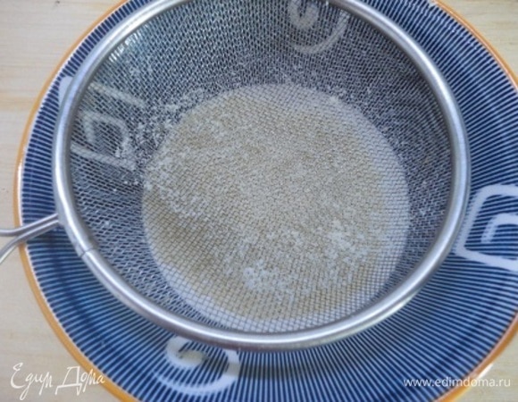 За это время приготовьте штрейзель. Для этого смешайте муку с сахаром и влейте растопленное сливочное масло. Смешайте и протрите через металлическое сито.