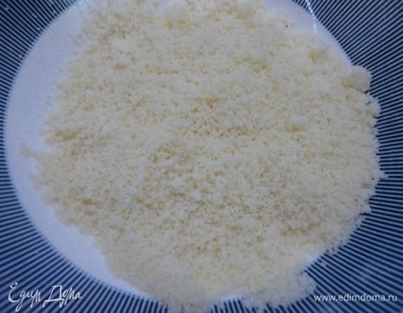 Получается мелкая, одинакового размера крошка (с этим методом меня познакомила книга «Кулинария» 1961 года издания). Убираем крошку в холодильник.