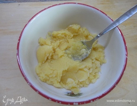 В это же время готовим отсдобку — массу, которая придаст нашему тесту сдобный вкус. В миске смешайте сахар, ванильный сахар, растительное масло, сливочное масло комнатной температуры и муку. С помощью вилки взбейте яйцо и отмерьте 5 граммов от его массы (2 ч. л.). Добавьте к остальным ингредиентам и смешайте все до однородной пасты.