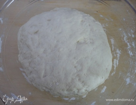 Округлите замешанное тесто, переложите в миску и накройте крышкой. Оставьте для брожения при комнатной температуре на 1,5 часа. Примерно через 50 минут сделайте обминку.