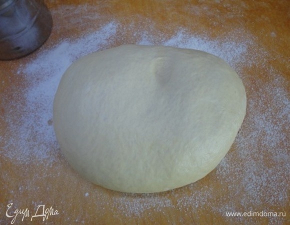 Подошедшее тесто разделите на 12 одинаковых кусочков.