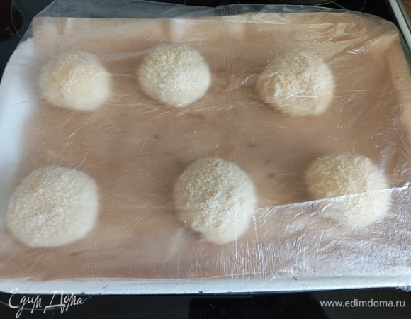 Застелите противни бумагой. Достаньте из холодилника штрейзель, сливочное масло растопите. Удерживая каждое изделие за «хвостик», где мы защипили края, окуните в растопленное охлажденное сливочное масло, затем в миску со штрейзелем. Уложите изделия на противень. Накройте заготовки пищевой пленкой и оставьте для расстойки на 60 минут.