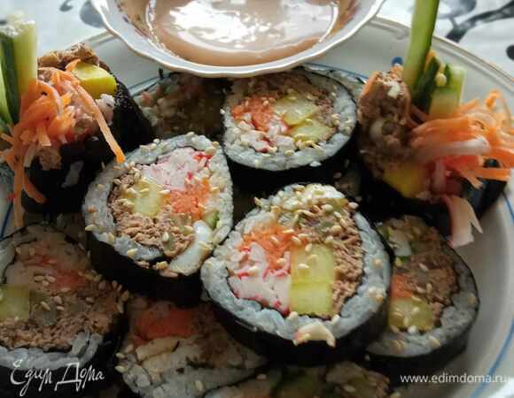 В Корее кимпаб обычно подают с бульоном. У нас чаще всего с соевым соусом. В одном корейском кулинарном шоу я видела несколько вариантов соусов. Я сделала майонез с соевым соусом и соусом кочуджан. Это именно соус, а не паста. Можно смешать майонез с горчицей и медом или даже с кетчупом. На ваш вкус. Приятного аппетита!